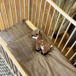Baby sengetøj 70x100 - bomuldssatin - Sandvig - Taupe - Luna Denmark