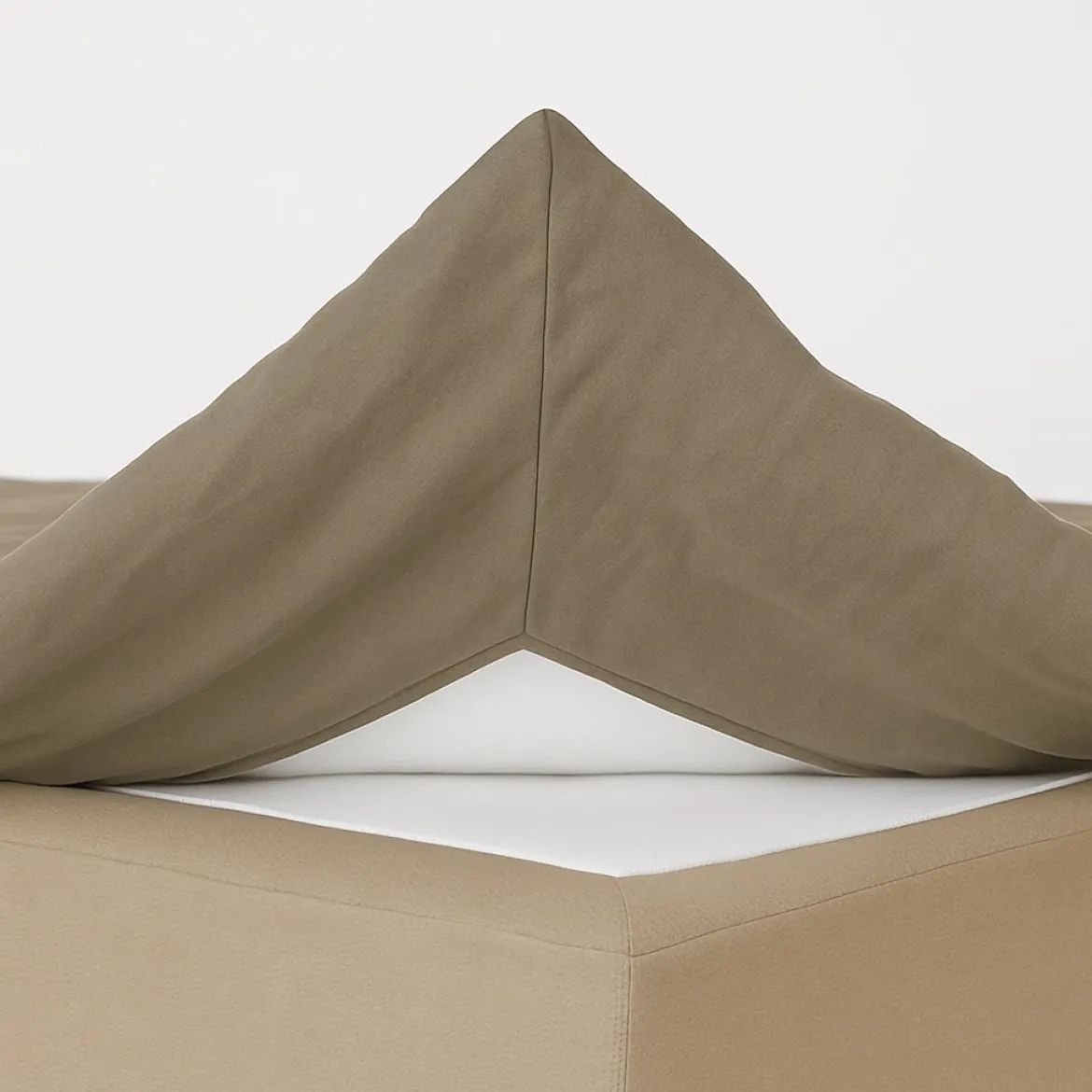 Kuvertlagen 140x200 cm - bomuldssatin - Soft feel - taupe - Luna Denmark
