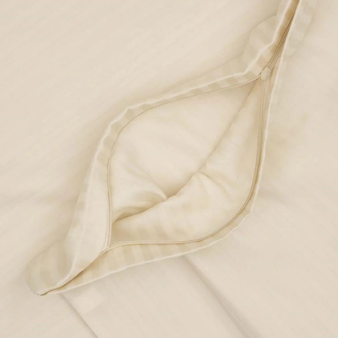 Sengetøj 140x200 cm - bomuldssatin - Smal stribet - champagne - Prima