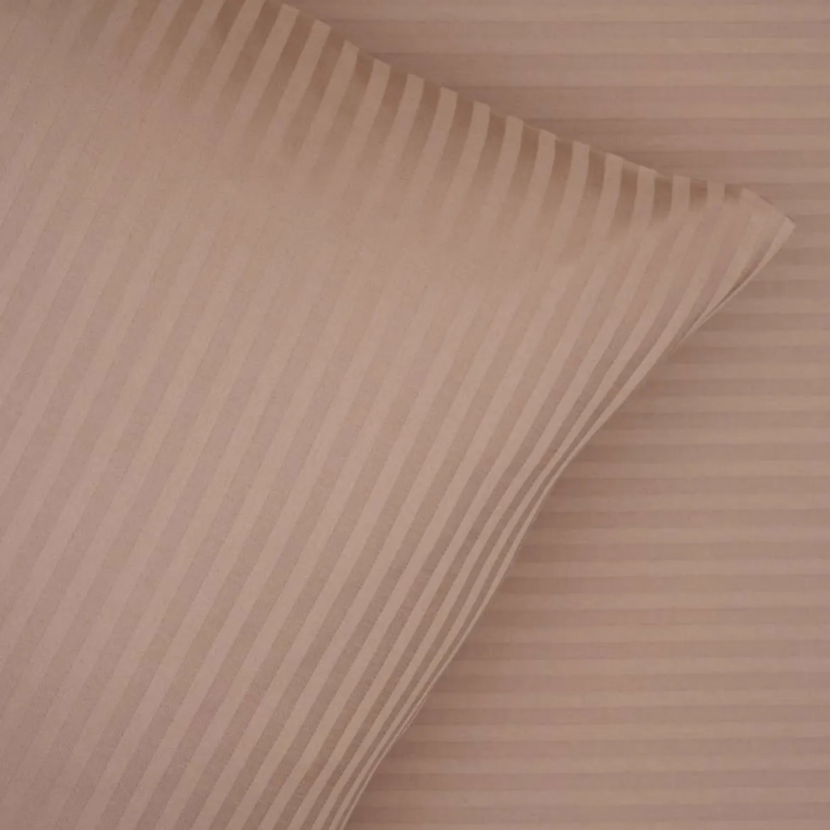 Sengetøj 140x200 cm - bomuldssatin - Smal stribet - taupe - Prima